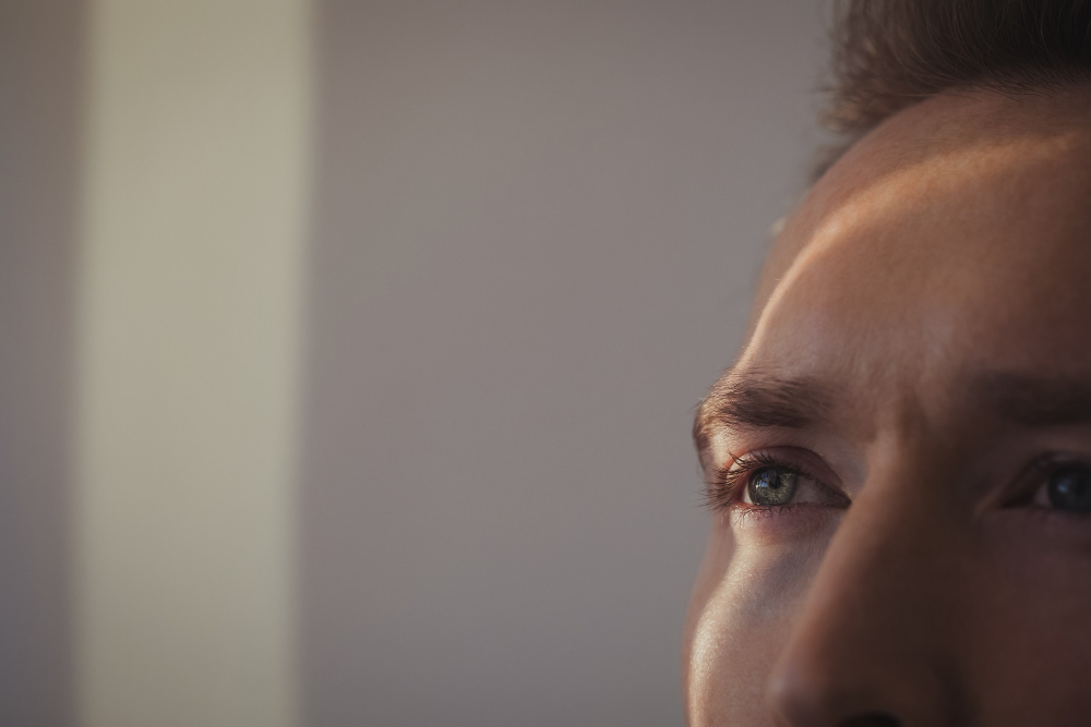 Autocrítica e vergonha: por que nos sentimos assim e o que essas emoções estão tentando nos dizer